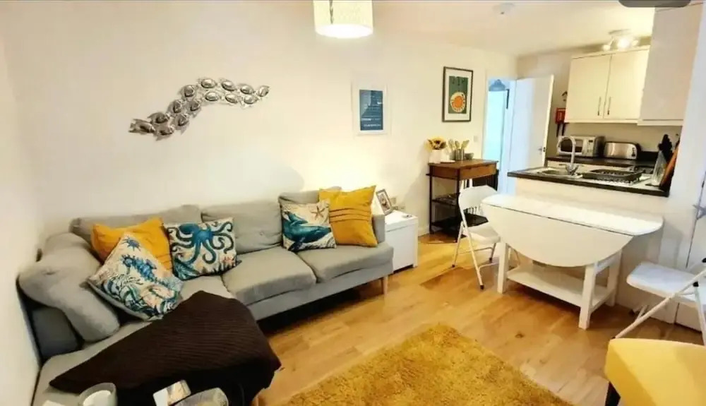 2bdr- sea Breeze - Family Friendly- Parking-int