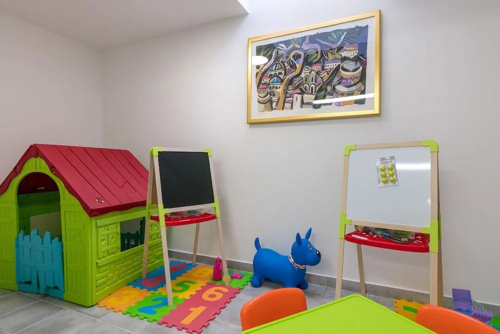 Villa Makarac - Heated Pool, Beach 140m & Kids Playground I Brač