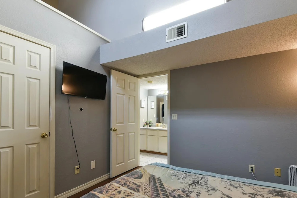Memory Maker Condo - Great Location - Updated - Walk to Restaurant and Store!