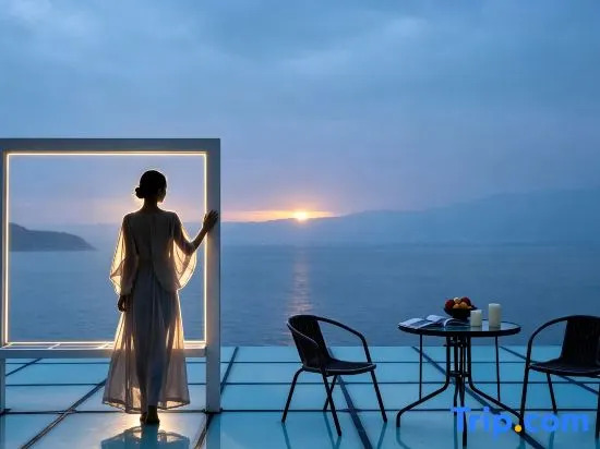 Erhai No.1 | Seaview Azure Skywalk Vacation Boutique Stay (Dali Haidong Town Ideal City)