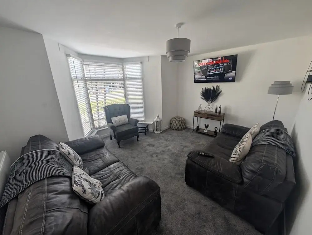 Stadium View 5-bed Retreat + Parking