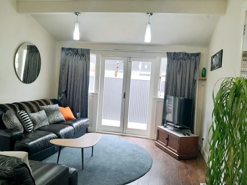 Spacious Bungalow Rental in Palmerston North - Ideal for Groups