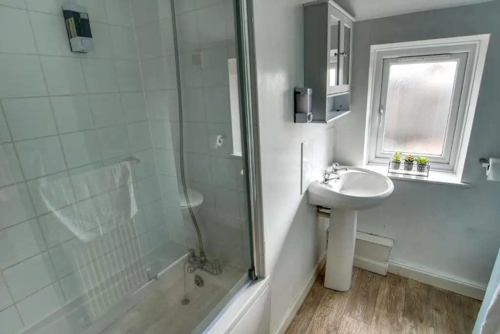 Market View, 1 bedroom unit in the heart of Leek