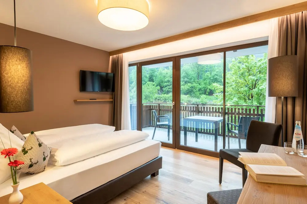 River Hotel Post