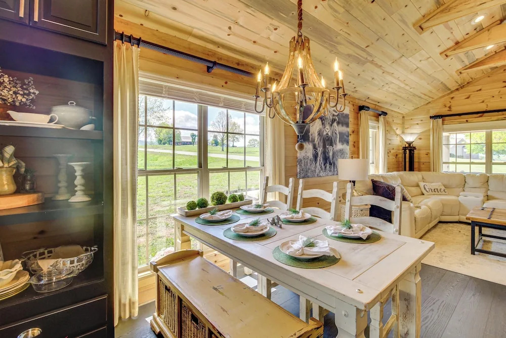 Deck & Yard: 'margy's Farmhouse' in Jasper