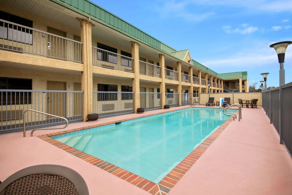 Best Western Cedar Inn