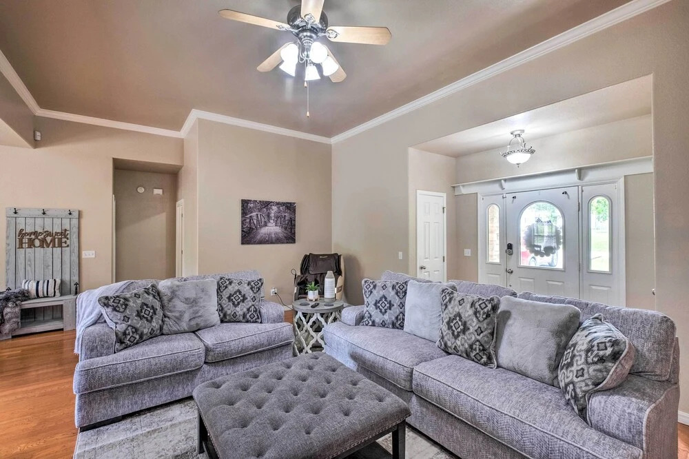 Bella Vista Home w/ Yard: Half Mile to Trails!