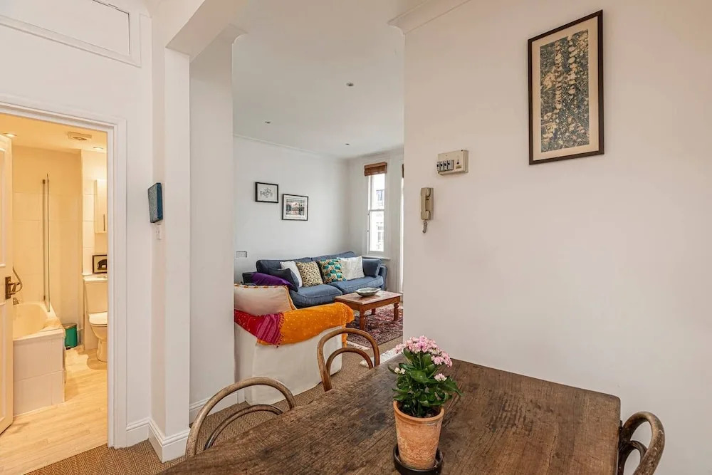Lovely 1-bed Flat w/ Balcony in West Kensington