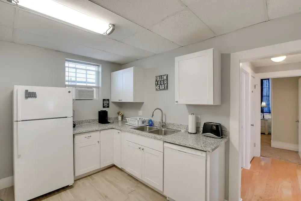 Deck & Shared Hot Tub: Apt 3 Mi to Dtwn Galveston!