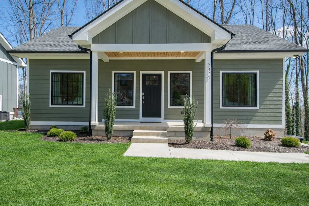 Modern Upper Retreat w Free Tix Deck 2 Suites