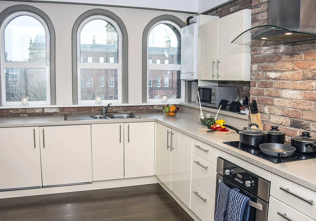 Base Serviced Apartments - Sir Thomas Street
