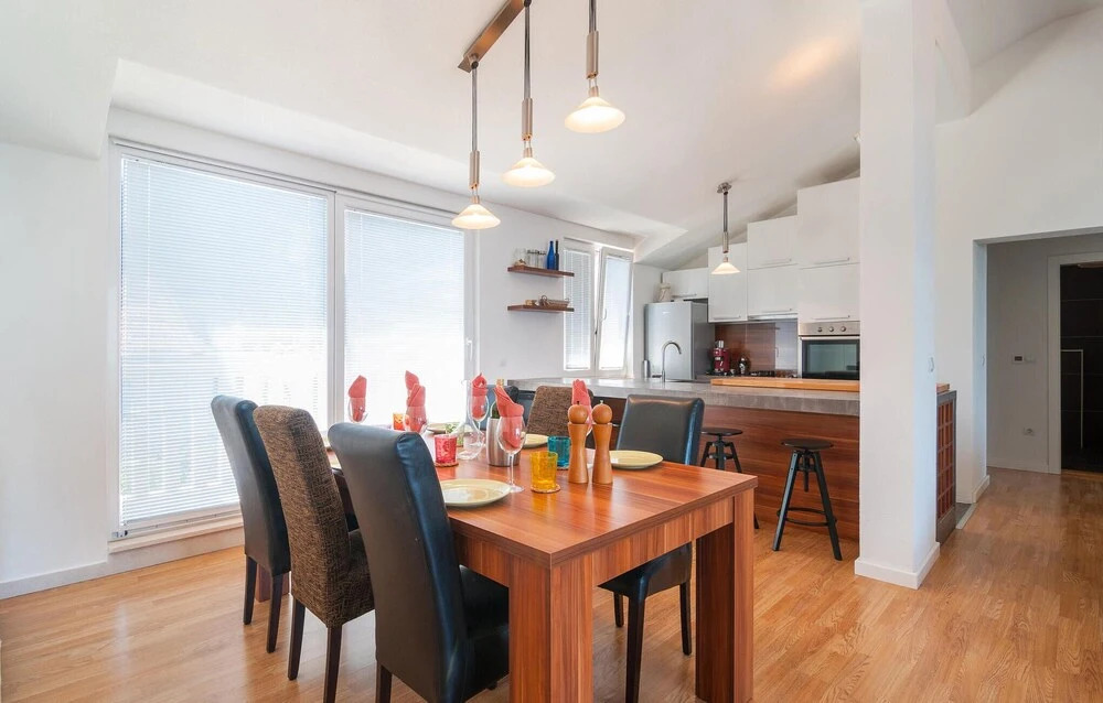Beautiful Apartment in Sutivan With Wifi and 3 Bedrooms