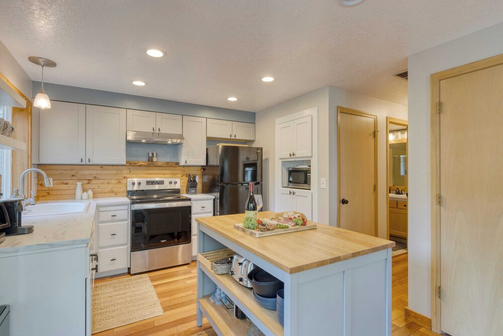 Royal Canoe by Avantstay Walk to the Shore + Cozy Fireplace