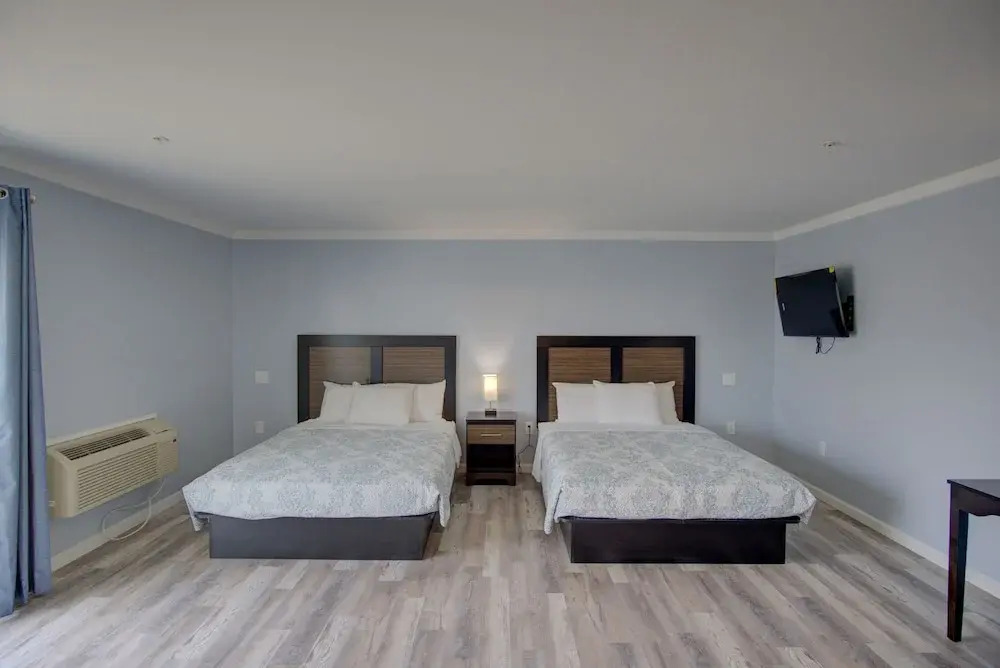 Dhimas Bayview Suites