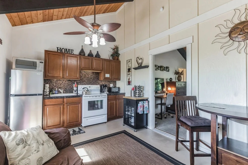 Cozy Sunset Views W/ Lanai - Close To Beach 1 Bedroom Home by RedAwning
