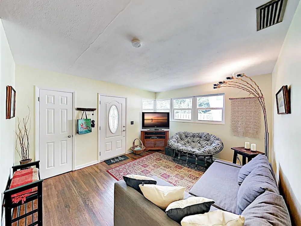 New Listing! Island - Walk To Amphitheatre 2 Bedroom Home