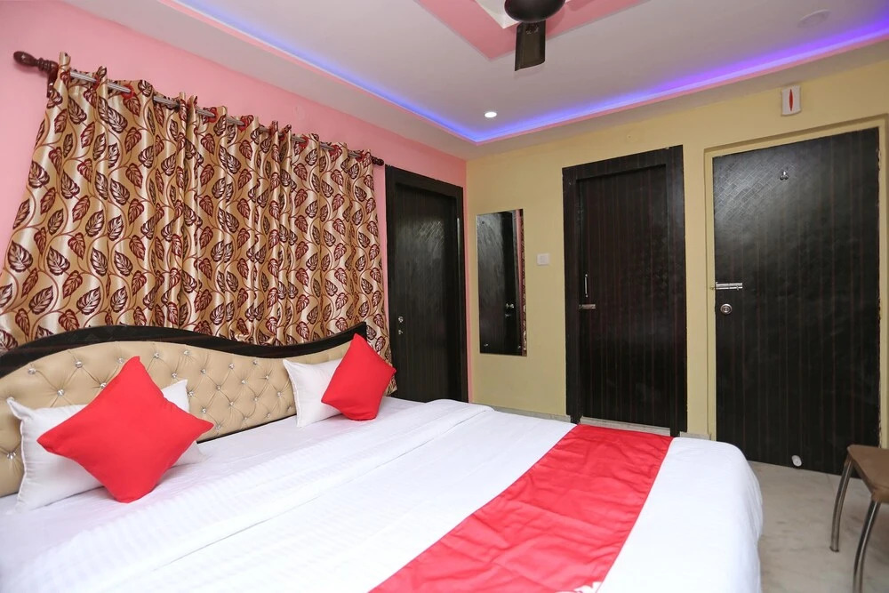 OYO 22566 Red Velvet Inn