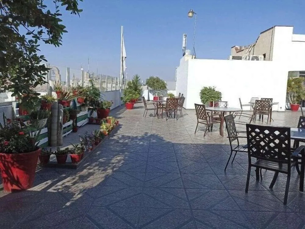 Roma, Suites & Business Center