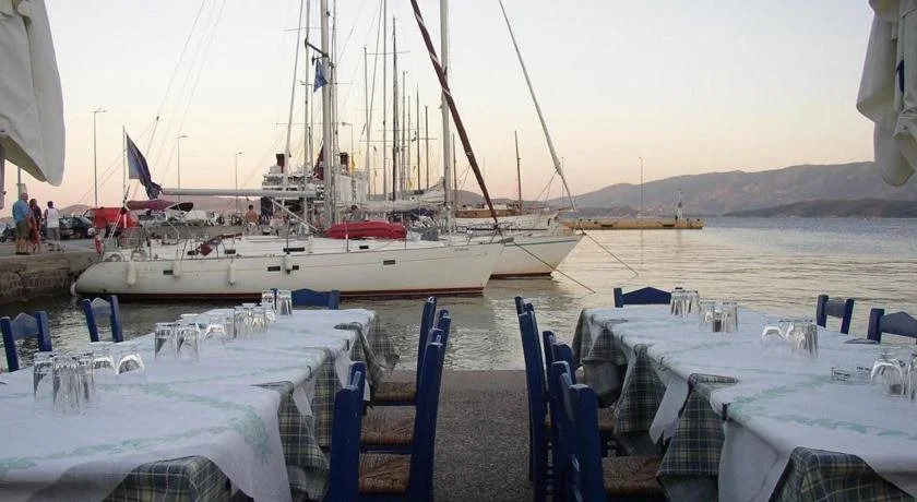 Saronis Hotel