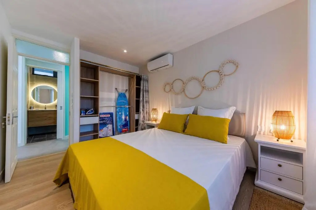 Les Cerisiers Beach Residence, Cosy and Modern 3 bedroom apartment located 50 metres from the beach and from all amenities and restaurants on the coastal road