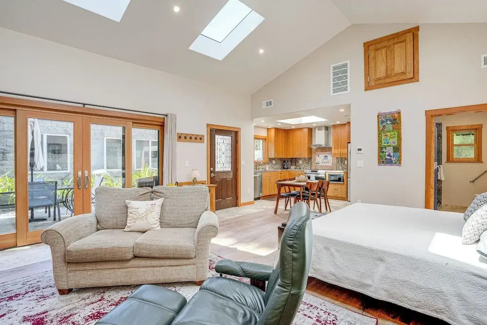 Alameda Studio w/ Patio: 3 Mi to Oakland Coliseum!