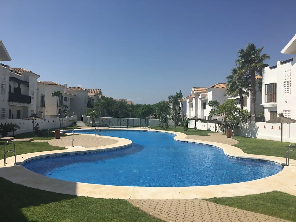 Luxury Apartment Surrounded by Several Golf Courses near Sea
