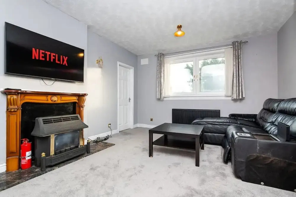 4 Bedroom House - Free Parking