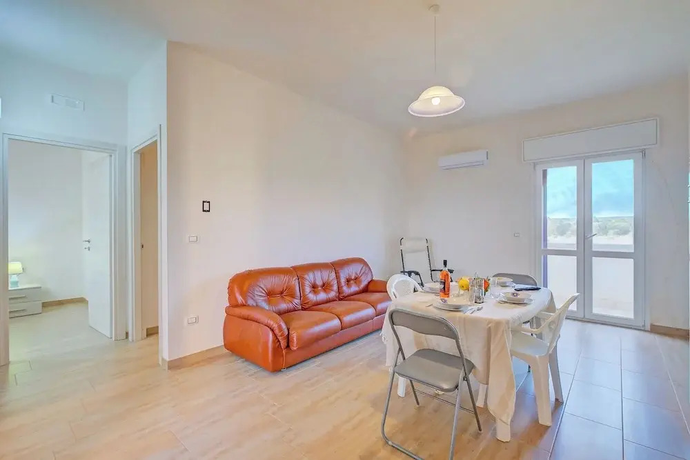 Le Bianche Apt 2 with Garden near The Sea