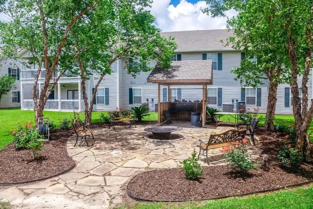 Cozy Condo Near Baseball Fields and Zoo- Pool Tennis Courts Pickleball