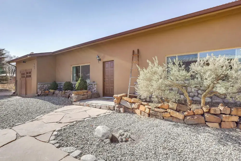Artsy Studio w/ Patio: 25 Mi to Santa Fe