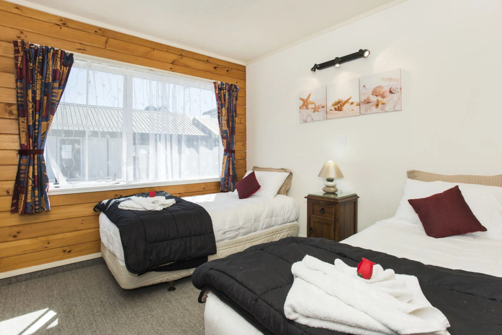 Tudor Park Motel Spacious with kitchens 1 minute walk to restaurant and shopping centre and Gisborne Hospital