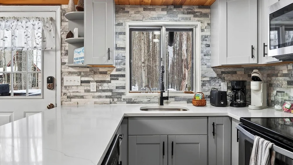 Evergreen Lodge by Avantstay Poconos Lake Cabin + Fireplace + Large Deck + Near Jack Frost & Kalahari