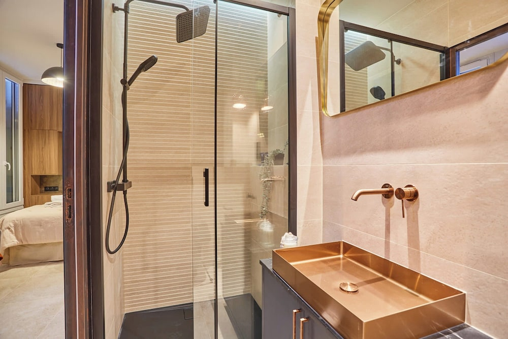 Suite Premium Facing the Chateau de Vincennes