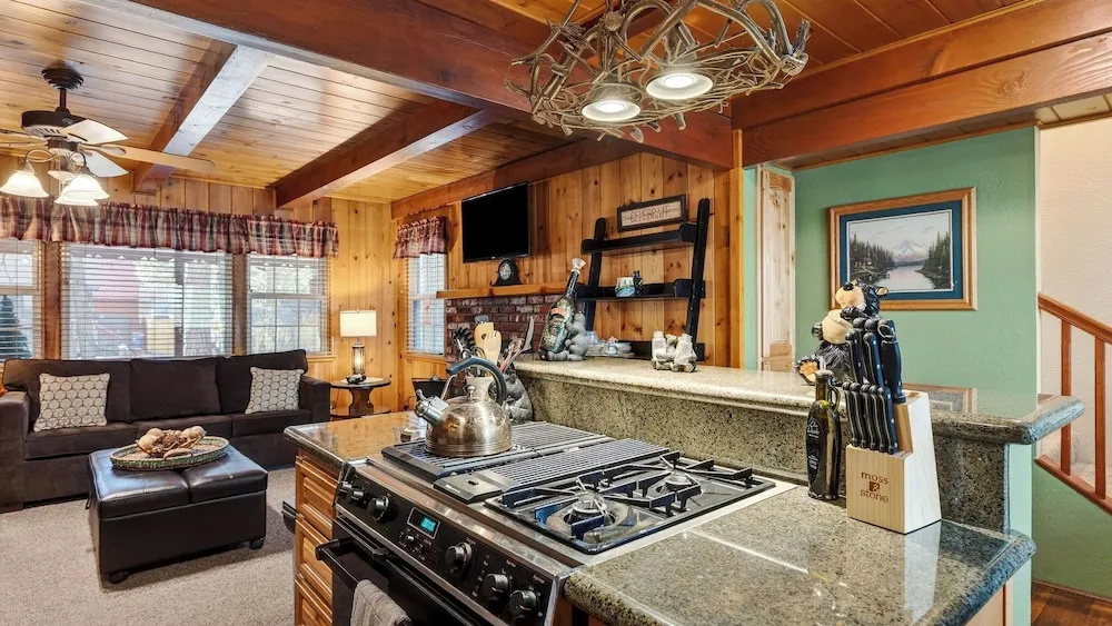 The Nut House by Avantstay Wooded Cabin + Game Room + Arcade + Foosball Near Big Bear Lake + Bear Mountain + Village Shops