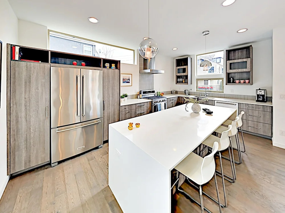 New ! Private Rooftop Deck W/ City Views 3 Bedroom Townhouse