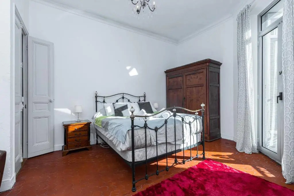 Bourgeois 3 bdrs & Large Terrace - 5mn from le Palaisdowtown