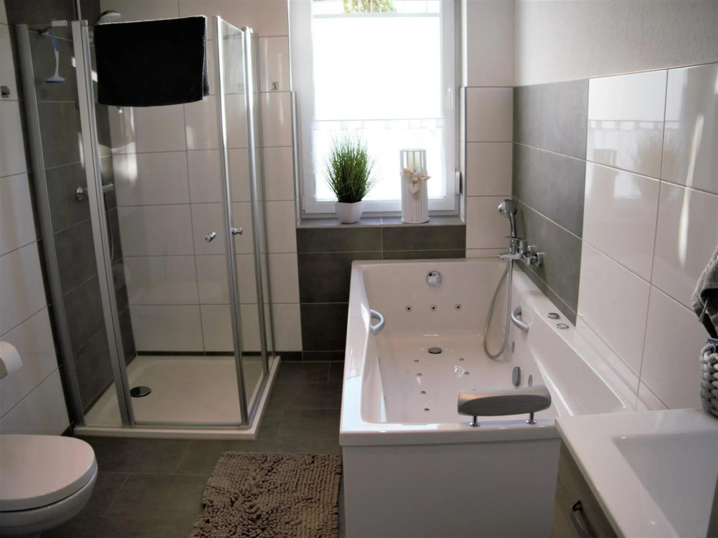 TraumFewo Sonnenschein mit Whirlpool-Badewanne und 2 Bädern