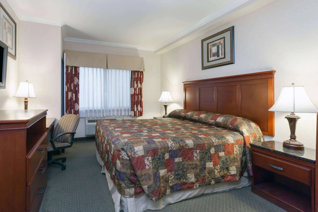 Howard Johnson by Wyndham Bakersfield