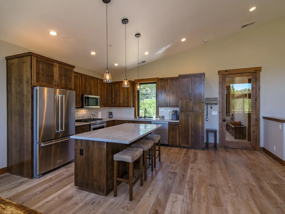 Tahoe Donner Home 4 Bedrooms 2.5 Bathrooms Home