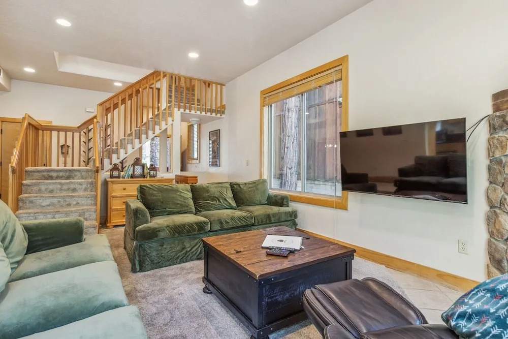 Dog Friendly Summer Vacation Hub Near Town 4 Bedroom Home by Redawning