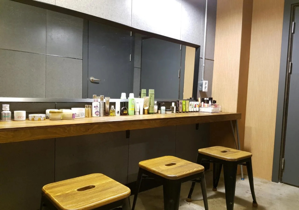 Travel Light Hostel
