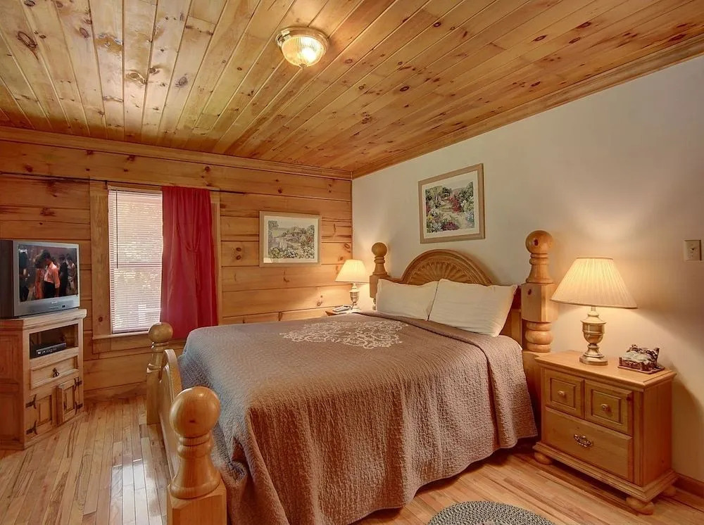 Bear Tracks 1 Bedroom 1 Bathroom Cabin