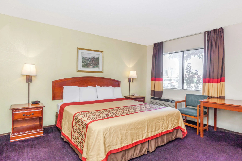 Super 8 by Wyndham Bakersfield/Central