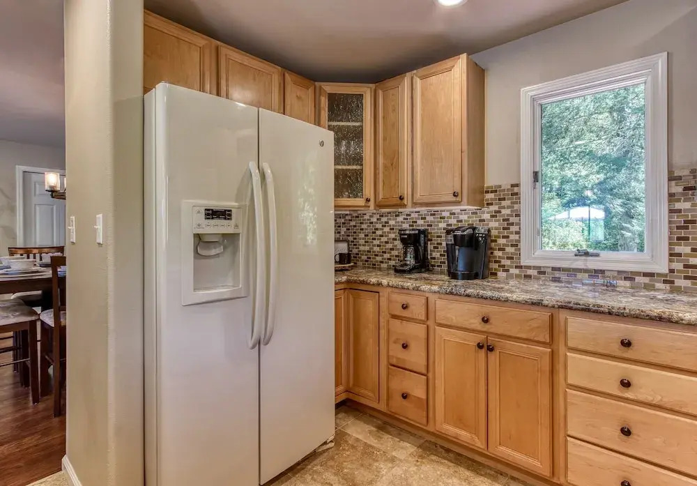 Memorable "Deer & Doe" by HoneyBearCabins 4BR 3BA, Mountain View Deck, Farmhouse Decor, Fireplace, 3 Acres