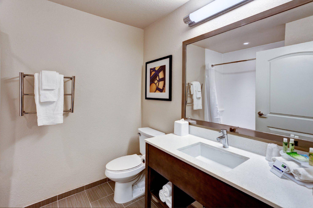 Holiday Inn Express & Suites Great Bend by IHG