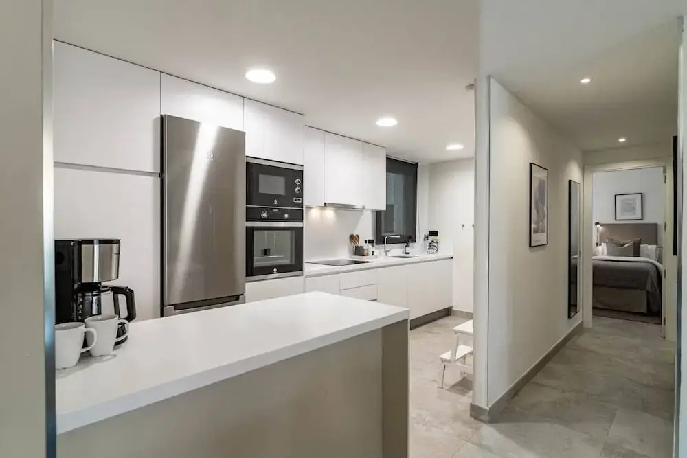 Inf3.3k- Stunning City Apartment Close to Beaches