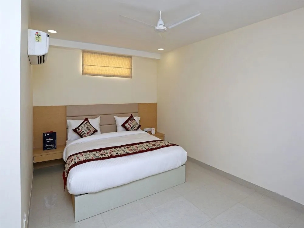 Capital O 12674 Hotel Grand Suites