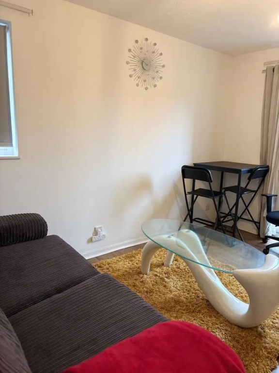 Cozy Northolt Hideaway 1BR Free Wifi Streetparking