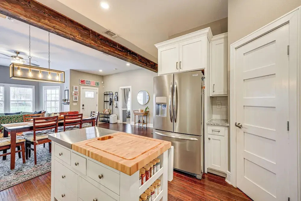 Artsy Bungalow w/ Yard in Dtwn San Antonio