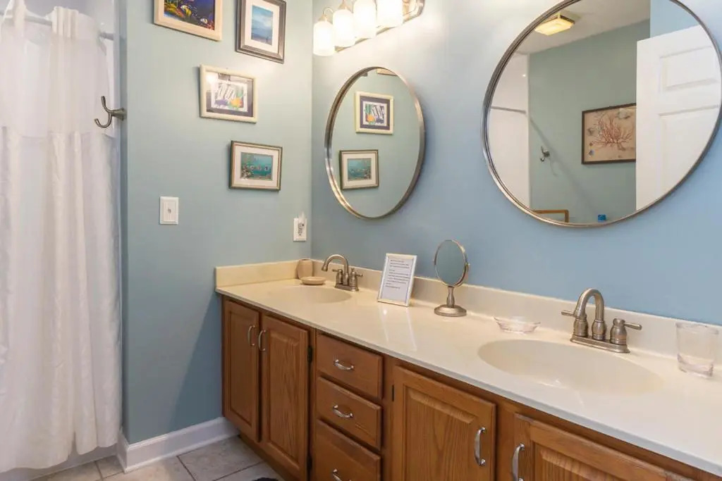 Cottage Breeze by Oak Island Accommodations
